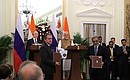 В присутствии глав государств состоялась церемония обмена документами, подписанными в ходе официального визита Президента России в Индию.