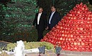 Прогулка по резиденции «Кохи Сомон». C Президентом Таджикистана Эмомали Рахмоном.