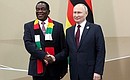 С Президентом Зимбабве Эммерсоном Дамбудзо Мнангагвой. Фото: Вячеслав Прокофьев, ТАСС