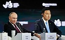 На пленарном заседании XI Восточного экономического форума. С Премьер-министром Монголии Ням-Осорын Учралом. Фото: Владимир Смирнов, ТАСС