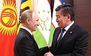 С Президентом Киргизской Республики Сооронбаем Жээнбековым перед началом неформальной встречи глав государств СНГ. Фото ТАСС