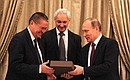 С Министром экономического развития Алексеем Улюкаевым (слева) и помощником Президента Андреем Белоусовым. Президент поздравил главу Минэкономразвития с Днём рождения.