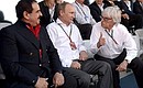 На российском этапе чемпионата мира «Формулы-1». С Королём Бахрейна Хамадом бен Исой аль-Халифой (слева) и президентом «Формулы-1» Берни Экклстоуном.