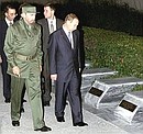 President Putin and Fidel Castro, Chairman of the Cuban State Council and Council of Ministers, visiting a memorial to Soviet soldiers and internationalists.