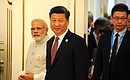 Премьер-министр Индии Нарендра Моди (слева) и Председатель КНР Си Цзиньпин перед началом заседания Совета глав государств – участников Шанхайской организации сотрудничества в расширенном составе.