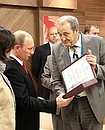 Президент Международной федерации студенческого спорта Клод-Луи Галльен вручил Владимиру Путину медаль имени Жана Петижана – основателя студенческих игр.