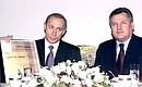 С Президентом Польши Александером Квасьневским во время передачи копий документов из российских архивов.