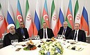Перед началом неформального обеда. С Президентом Азербайджанской Республики Ильхамом Алиевым (в центре) и Президентом Исламской Республики Иран Хасаном Рухани.