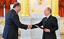Верительную грамоту Президенту России вручает Чрезвычайный и Полномочный Посол Словацкой Республики Петер Припутен.