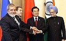 Участники заседания глав государств группы БРИК (слева направо): Президент Бразилии Луис Инасиу Лула да Силва, Председатель КНР Ху Цзиньтао, Премьер-министр Индии Манмохан Сингх.