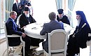 С Патриархом Московским и всея Руси Кириллом (второй слева) и Патриархом Иерусалимским и всея Палестины Феофилом III (крайний справа).