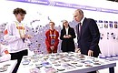 Владимир Путин ознакомился с деятельностью ключевых проектов молодёжной политики, представленных на площадке Дома молодёжи в ЦВЗ «Манеж». Фото: Валерий Шарифулин, ТАСС
