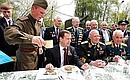 Ветераны Великой Отечественной войны пригласили главу государства на полевую кухню, организованную во внутреннем дворе Центрального музея Вооружённых Сил.