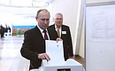 На избирательном участке № 2151 во время голосования на выборах Президента России. Фото ТАСС