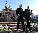 Дмитрий Медведев и Председатель Правительства Владимир Путин возложили цветы к памятнику Минину и Пожарскому по случаю празднования Дня народного единства.