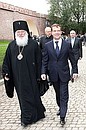 С архиепископом Новгородским и Старорусским Львом перед началом церемонии освещения нового колокола звонницы Софийского собора.