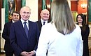 Перед началом заседания Госсовета Владимир Путин осмотрел тематическую выставку, посвящённую ключевым мероприятиям и событиям Года педагога и наставника.
