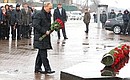 Возложение цветов к памятнику десантникам, героически погибшим в 2000 году при выполнении боевой задачи на Северном Кавказе.