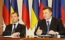 С Президентом Украины Виктором Януковичем на совместной пресс-конференции.