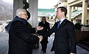 Перед началом встречи с главой Палестинской национальной администрации Махмудом Аббасом.