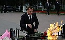 Дмитрий Медведев возложил цветы к Вечному огню у памятника боевым и трудовым подвигам ярославцев в годы Великой Отечественной войны.