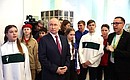 В ходе осмотра экспозиции «СБЕР» на Международной выставке-форуме «Россия» на ВДНХ. Фото: Александр Казаков, РИА Новости