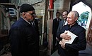 В ходе посещения Джума-мечети в Дербенте главе государства подарили Коран. С председателем мечети Сеидъяхьёй Сеидовым.