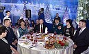 Владимир Путин пригласил находящихся в пункте временного пункта размещения на новогодний прием в городской дворец культуры, куда также приглашены военнослужащие, принимавшие участие в ликвидации последствий наводнения.