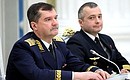 Head of the Federal Air Transport Agency Alexander Neradko (left) and Pilot in Command of Ural Airlines A319/320/321 aircraft Damir Yusupov.