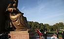 Возложение цветов к Монументу независимости и гуманизма. Фото «Российской газеты»