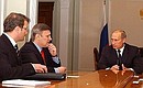 На совещании по экономическим вопросам с Председателем Правительства Михаилом Касьяновым (в центре) и Министром экономического развития и торговли Германом Грефом.