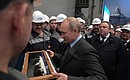 Рабочие судостроительного завода «Северная верфь» подарили Владимиру Путину модель одного из фрегатов на память о церемонии закладки кораблей.