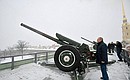 В Петропавловской крепости Владимир Путин произвёл традиционный полуденный выстрел из пушки.