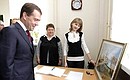 Перед началом заседания президиумов Государственного совета, Совета по культуре и искусству и Совета по науке, технологиям и образованию Дмитрий Медведев посетил детскую школу искусств «Вдохновение».
