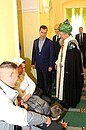 Во время посещения первой Уфимской соборной мечети. Справа – председатель Центрального духовного управления мусульман, верховный муфтий России Талгат Таджуддин.