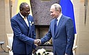 Владимир Путин вручил орден Дружбы Президенту Гвинейской Республики, действующему Председателю Африканского союза Альфе Конде.