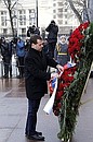 В День защитника Отечества Дмитрий Медведев возложил венок к Могиле Неизвестного солдата.