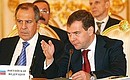 Во время внеочередного заседания Межгосударственного совета Евразийского экономического сообщества. Слева – Министр иностранных дел Сергей Лавров. 
