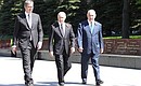 С Премьер-министром Израиля Бинямином Нетаньяху (справа) и Президентом Сербии Александром Вучичем по окончании церемонии возложения венка к Могиле Неизвестного Солдата.