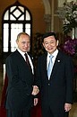 President Putin with Thailand Prime Minister Thaksin Shinawatra before the start of the APEC Summit. Photo: Dmitry Astakhov, TASS