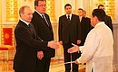 Верительную грамоту Президенту России вручает посол Республики Филиппины Виктор Гарсия.