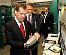 С президентом, председателем правления Сбербанка России Германом Грефом в ходе осмотра хранилища золотовалютных резервов Сбербанка России.