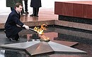 Вечный огонь вновь зажжён на Могиле Неизвестного солдата у Кремлёвской стены.
