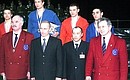 Фотография на память с руководителями Федерации самбо и победителями турнира чемпионата России по борьбе самбо в городском Ледовом дворце.