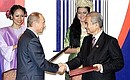 Церемония подписания Совместной декларации России и стран АСЕАН о развитом и всеобъемлющем партнерстве. С Премьер-министром Малайзии Абдуллой Ахмадом Бадави.