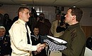 Chief Petty Officer Pavel Bakhmach presented Dmitry Medvedev with a sailor’s vest and cap on behalf of the crew of the Aircraft Carrier Admiral Kuznetsov.