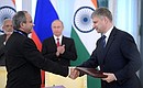 По итогам российско-индийских переговоров в присутствии Владимира Путина и Премьер-министра Индии Нарендры Моди подписан пакет документов о сотрудничестве.