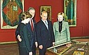 Владимир Путин и Джордж Буш с супругами во время осмотра экспозиции Русского музея.