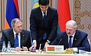 Президент Белоруссии Александр Лукашенко (справа) на церемонии подписания документов в ходе заседания Высшего Евразийского экономического совета.
