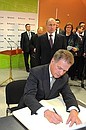 Following the Nyagan GRES opening ceremony, President of Finland Sauli Niinistö signed the distinguished visitors’ book.